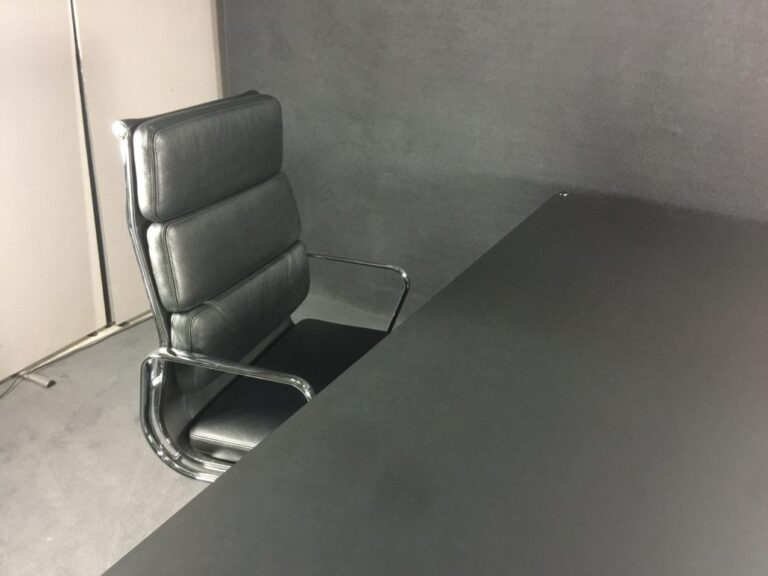 2 Vitra Alu Chair EA 108, Material: Hopsak, schwarz, 1 Original USM Haller Tischgestell mit Linoleum Platte