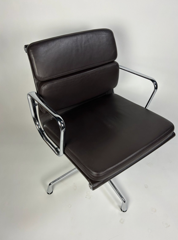 Vitra Alu Chair EA 208 in Softpad Leder braun