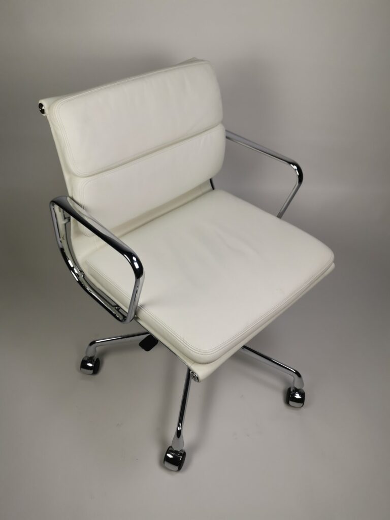 Vitra Alu Chair EA 217 in Softpad Leder weiß