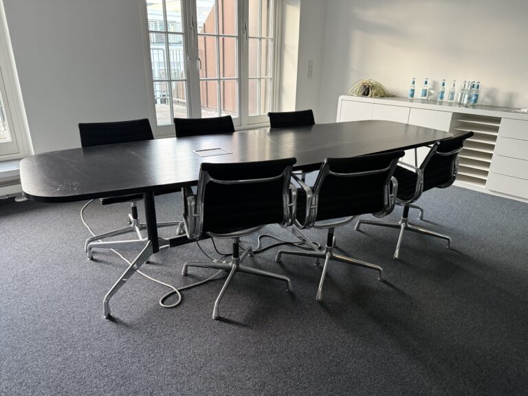 Vitra Gestell mit Konferenztischplatte in Esche schwarz